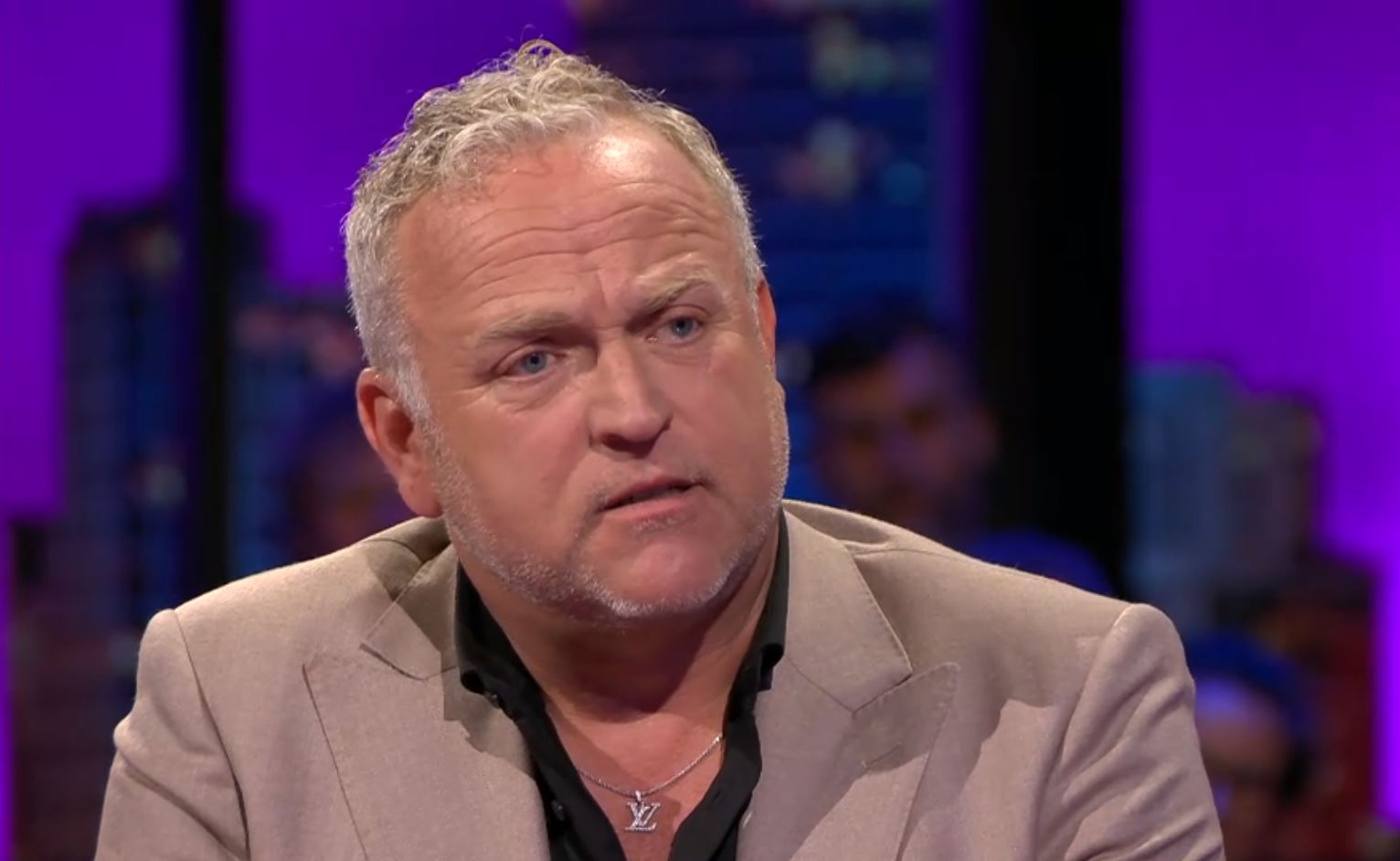 Gordon Heuckeroth geeft Gerard Joling een pijnlijke steek onder water