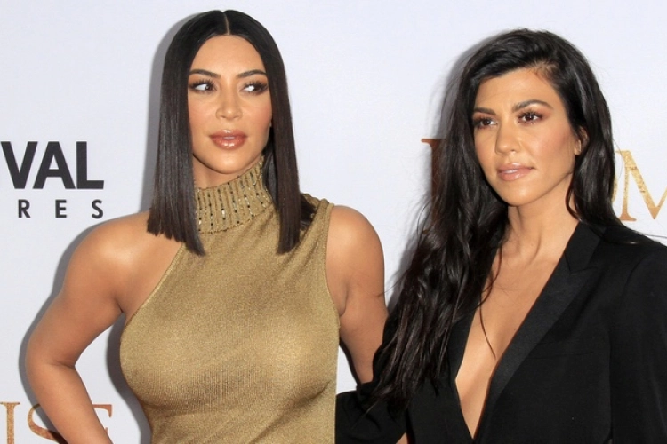 Kourtney Kardashian heeft een nieuwe vriend: “Vonk overgeslagen na jarenlange vriendschap”