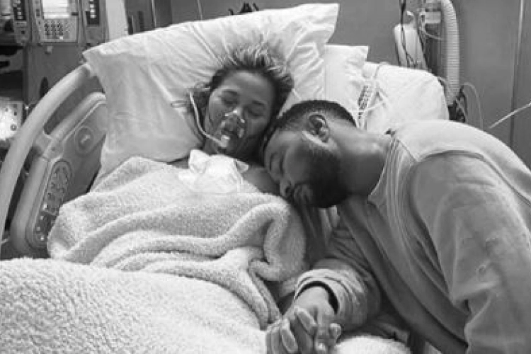 Chrissy Teigen en John Legend verliezen derde kindje: “We ervaren pijn die we nooit eerder voelden”