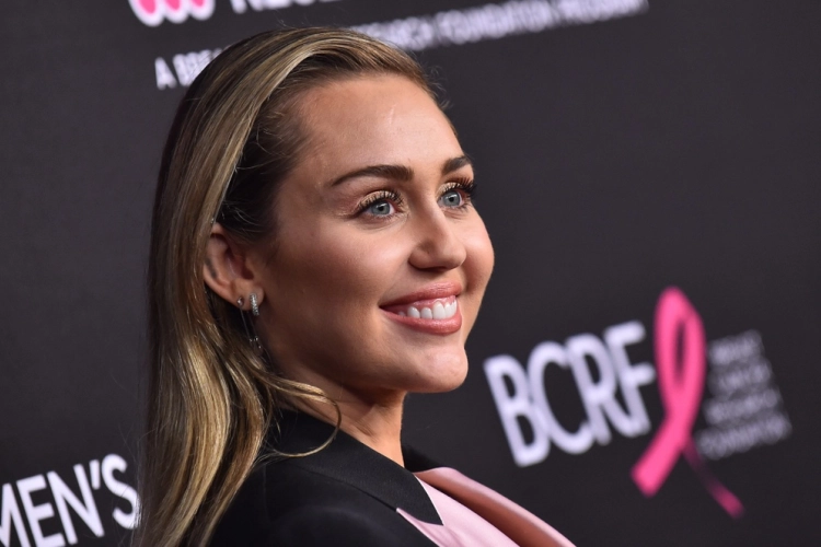 Miley Cyrus laat oog vallen op vrouwelijke collega: “Verliefd op haar”