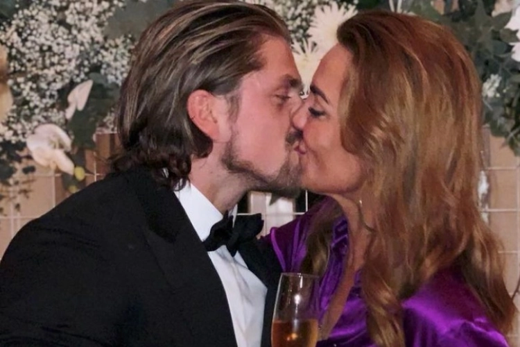 Monique Westenberg een jaar na verloving André Hazes in tranen: "Heel bijzondere dag"
