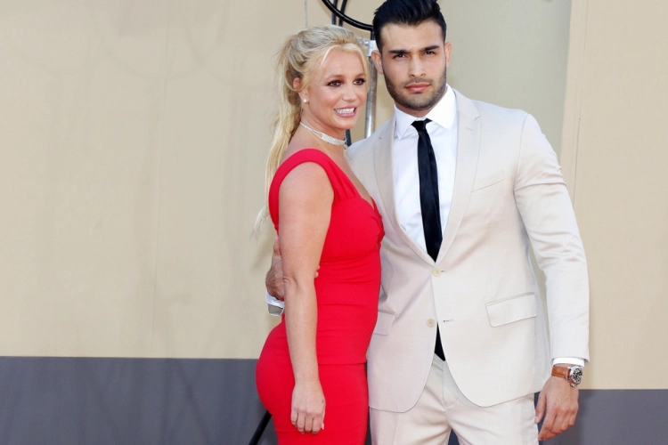Huwelijksdag Britney Spears pijnlijk verstoord: 'Ex-man probeert ceremonie binnen te dringen'