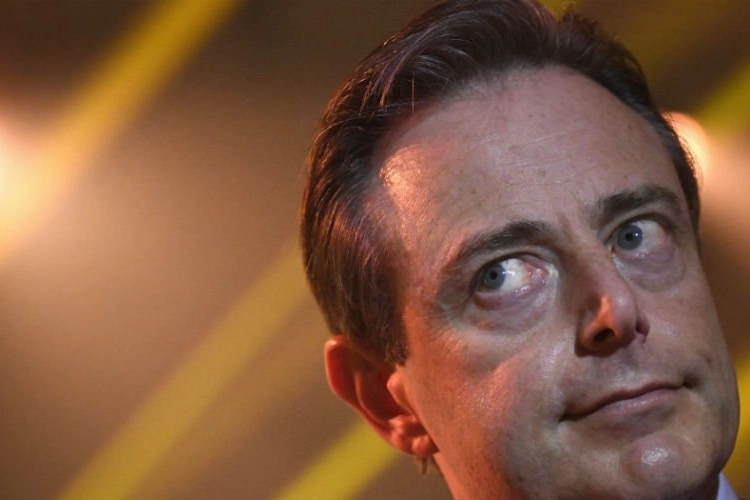 Bart De Wever post spottende foto: “Ik heb iemand gevonden om mij te vervangen als burgemeester”