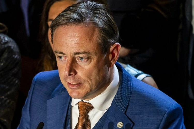 Bart De Wever gaat inbreker te lijf met luchtkarbijn