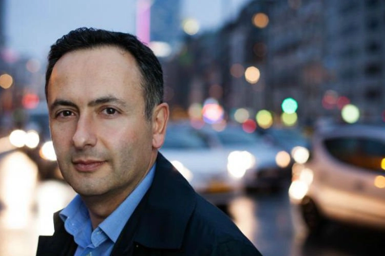 Faroek Özgünes maakt zich bedenking over VTM-programma: “Geen kritiek, maar zoiets wil je niet als journalist”