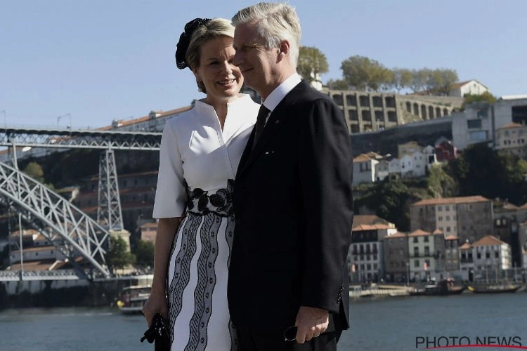 Koning Filp en koningin Mathilde worden momenteel zwaar bewaakt tijdens hun vakantie