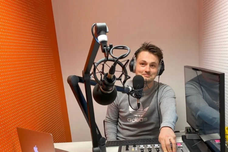 Qmusic-presentator Maarten Vancoillie heeft corona: "Heb ik echt superveel schrik voor"