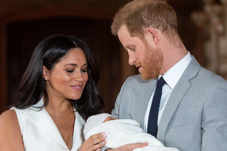 Buckingham Palace met handen in het haar: "Een catastrofe wat Meghan deed bij de geboorte van haar zoontje Archie"