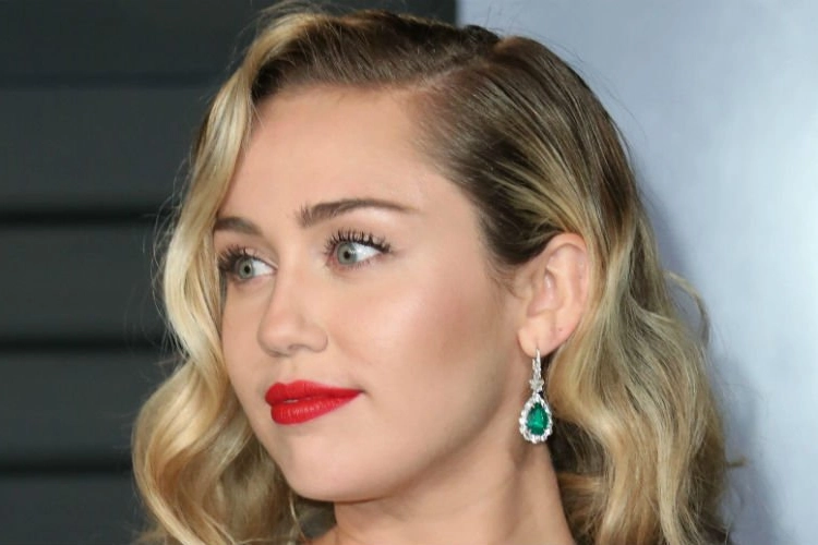 Miley Cyrus liegt jarenlang over maagdelijkheid: “Zodat ik niet als loser zou overkomen”