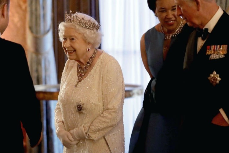 De Queen staat voor een groot dilemma: “Hij is tenslotte nog wettig getrouwd”