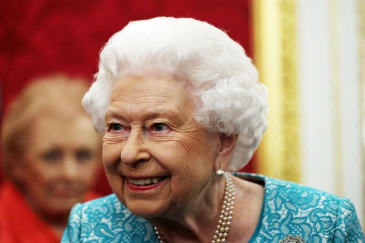 Queen Elizabeth heeft een hekel aan één erg pijnlijke klus, maar heeft daarvoor een briljante oplossing gevonden