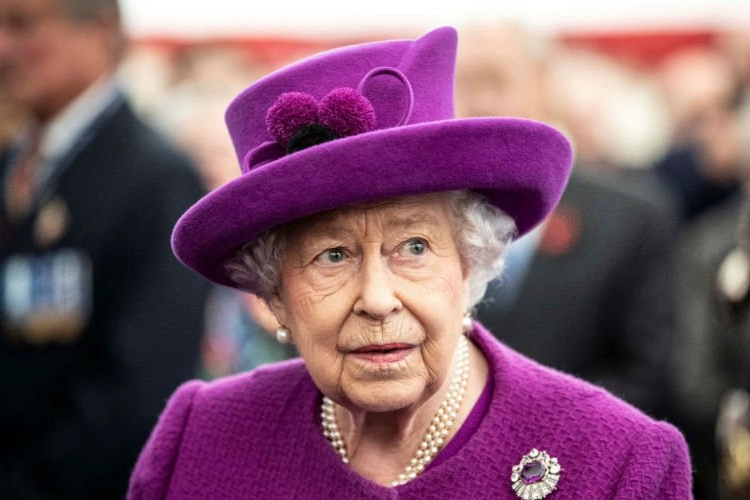 Iedereen vreest voor het ergste bij Queen Elizabeth: Mensen beginnen zich te verzamelen