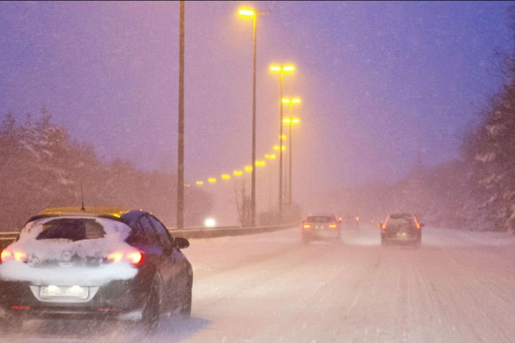 Nieuwe sneeuwzone onderweg die voor 5 centimeter sneeuw zorgt: Het wordt levensgevaarlijk op de weg