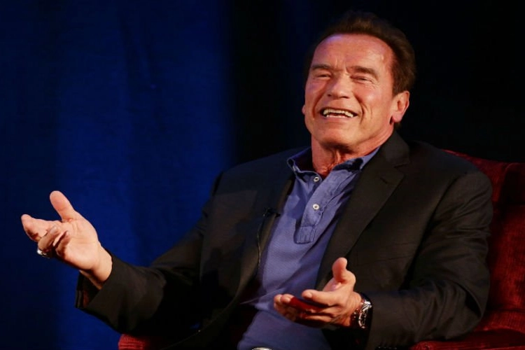 Arnold Schwarzenegger vermoedt dat Donald Trump verliefd op hem is: “Zo is het gewoon”