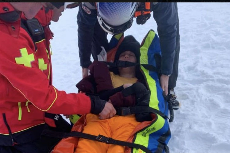 Zanger Loic Nottet komt ten val tijdens zijn skivakantie en is meteen geopereerd in het ziekenhuis