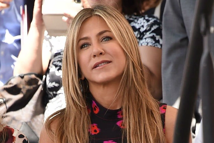 Jennifer Aniston steekt de draak met zichzelf na haar scheiding van Brad Pitt