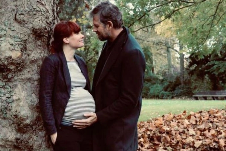 Acteur Johan Heldenbergh en zijn vrouw Fien verwelkomen hun eerste kindje