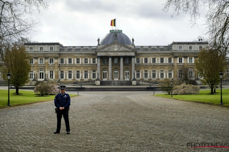Royaltywatcher windt er geen doekjes om: “Belgisch prinsenpaar zwemt in het geld”