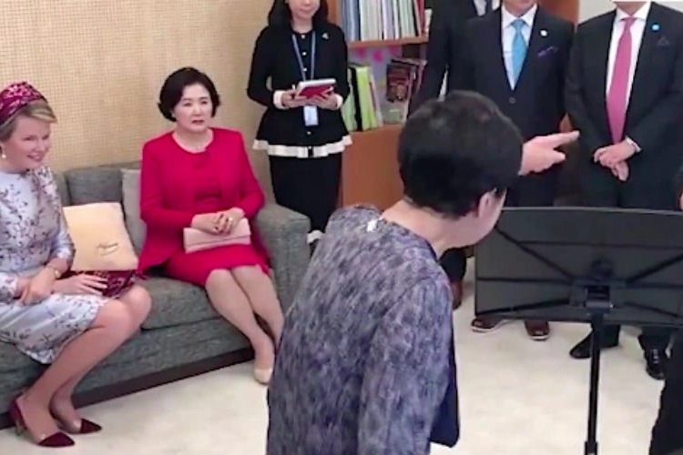 Erg ongemakkelijk moment voor koningin Mathilde tijdens staatsbezoek aan Zuid-Korea door strenge juf