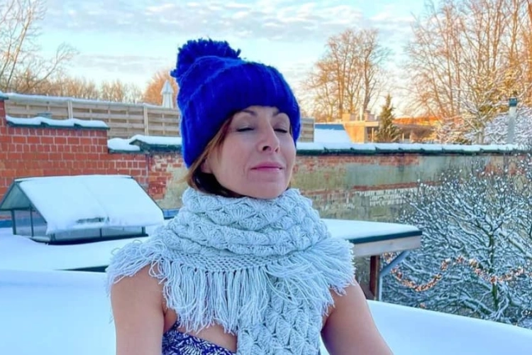 Ook Bieke Illegems trekt haar kleren uit: Ze mediteert in de sneeuw