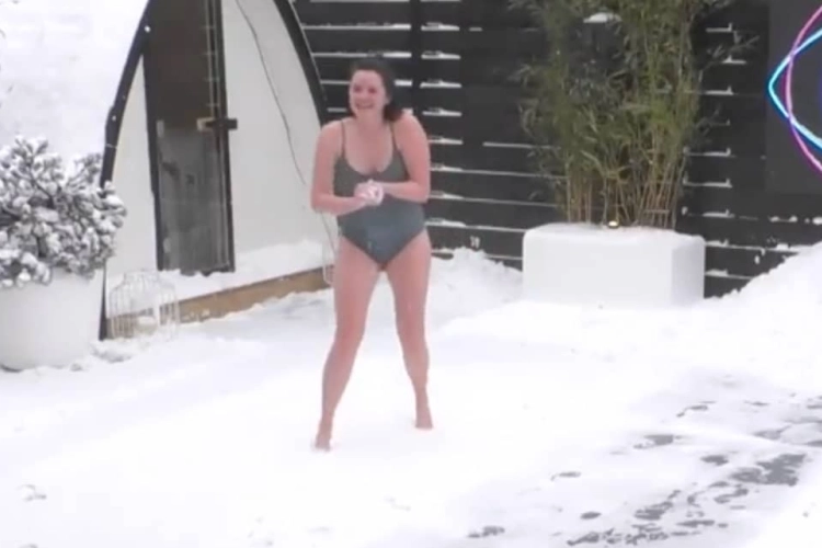 Bewoners van ‘Big Brother’ - huis  trekken ook hun kleren uit om in de sneeuw in te duiken
