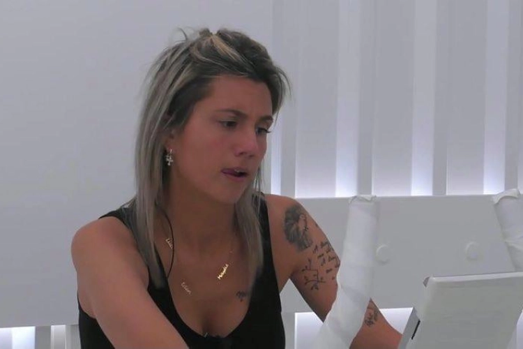 Julie Vanderzijl uit ‘Big Brother’ kan haar tranen niet bedwingen: “Wat een KUTochtend!”
