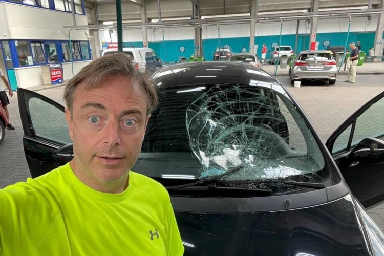 Bart De Wever zijn voorruit van de auto ziet er niet goed uit: Dit is er aan de hand