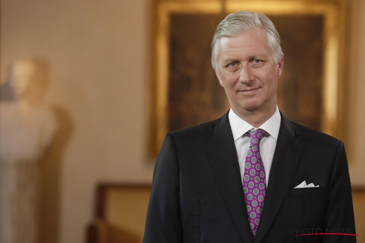 Royaltyexpert doet bijzondere ontdekking op achtergrond tijdens toespraak koning Filip