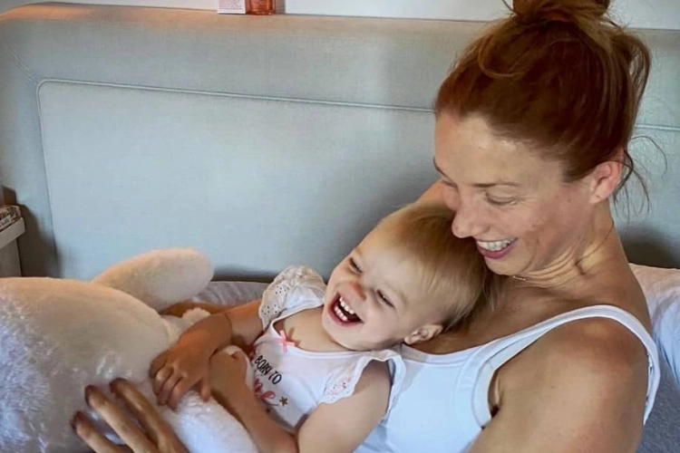 Hoogzwangere Natalia drijft de spanning op met grappige gezinsfoto: "Kan elk moment zijn nu"