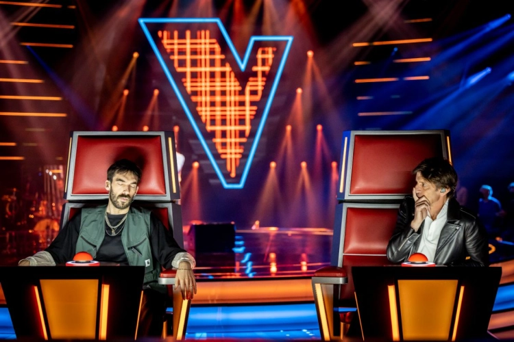 Verrassing van formaat in 'The Voice van Vlaanderen'! Bekende zanger plots op het podium