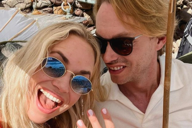 Regi deelt superschattige foto met verloofde Kristel: "Liefde spat ervan af"