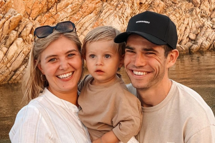 Wout van Aert heeft belangrijk nieuws over zijn zwangere vrouw Sarah De Bie: "Net gebeld met haar"