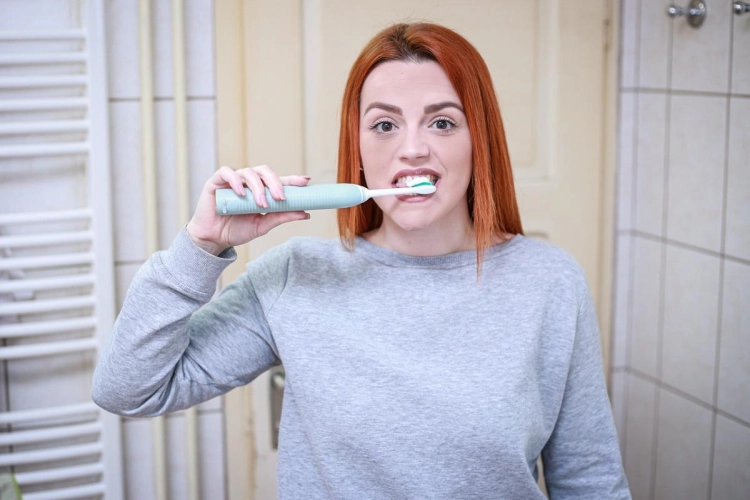 Dit weten veel mensen niet maar zo belangrijk om een slechte adem te voorkomen: Naast je tanden ook dit dagelijks poetsen